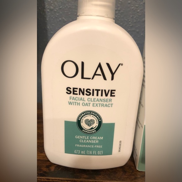 Olay sensitive skincare bundle with two cream cleaners and zinc oxide sunscreen - Picture 3 of 6